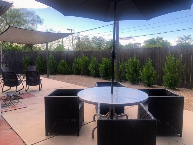 Building Photo - A true Tucson style home near the University of Arizona main campus! Must See!