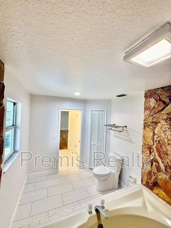 Building Photo - 957 Weathersfield Dr