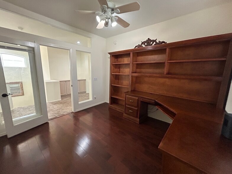 Building Photo - 9885 S La Rosa Dr
