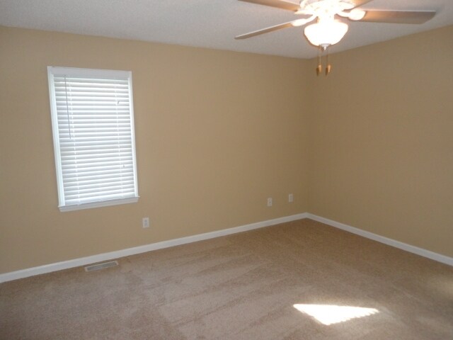 Building Photo - 180 River Crest Ct