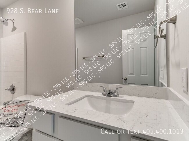 Building Photo - 928 S Bear Ln