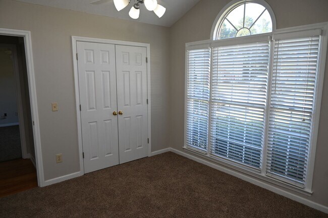 Building Photo - NE-Columbus-3 Bedrooms & 2 full Baths-Move...