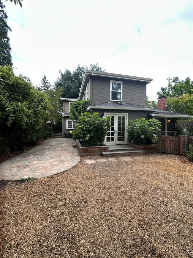 Building Photo - Stunning 4 Bedroom, 3 Bath Single Family H...