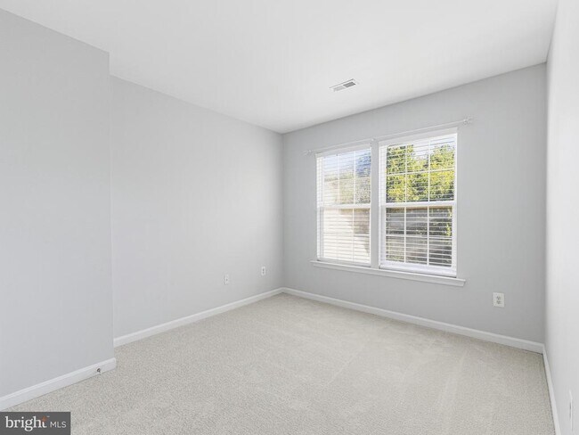 Building Photo - 45370 Barefoot Dr