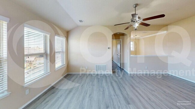 Building Photo - 400 Plum Ct