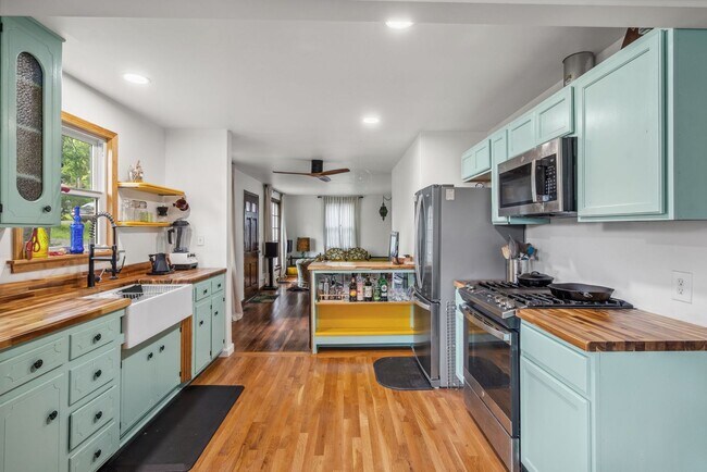 Building Photo - Charming North Nashville Cottage