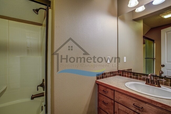 Building Photo - 3 Bedroom 2.5 Bathroom Custom Craftsman w/...