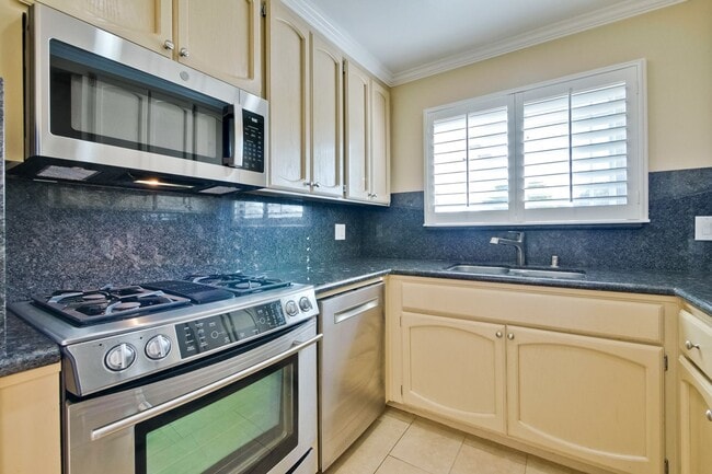 Building Photo - Stylish San Jose Home and Private Yard