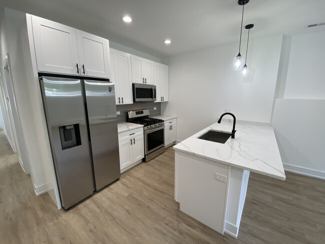 Building Photo - 4047 S Prairie Ave