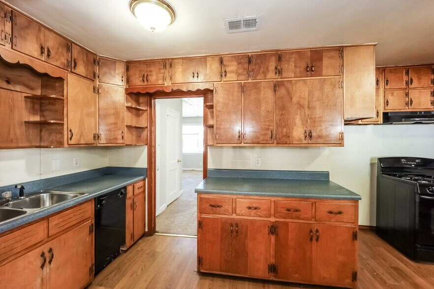 Building Photo - 5299 Sharon St