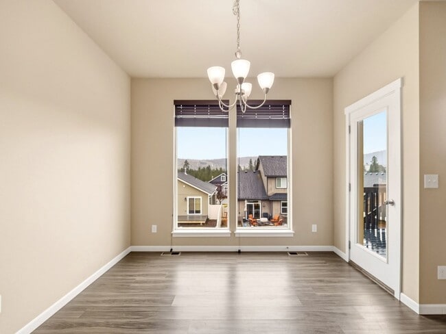 Building Photo - Spacious 5-Bedroom Home with Private Yard & Parking in Spokane