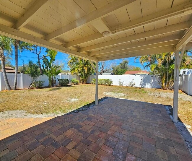 Building Photo - 5610 Kelly Dr N