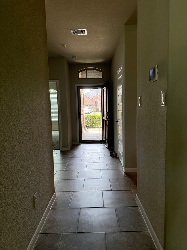 Building Photo - 8527 Golden Field Dr