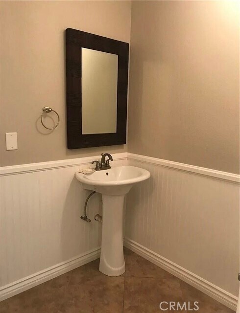 Building Photo - 1049 Evergreen Ct