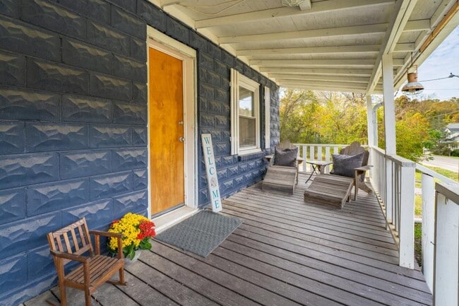 Building Photo - 614 E Brushy Valley Dr