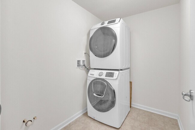 Building Photo - Luxurious 4 Bed 4.5 Bath Brick Townhome In...