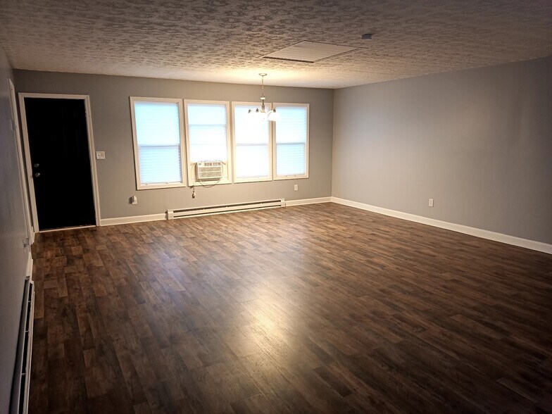 Building Photo - 303 Fleetwood Dr