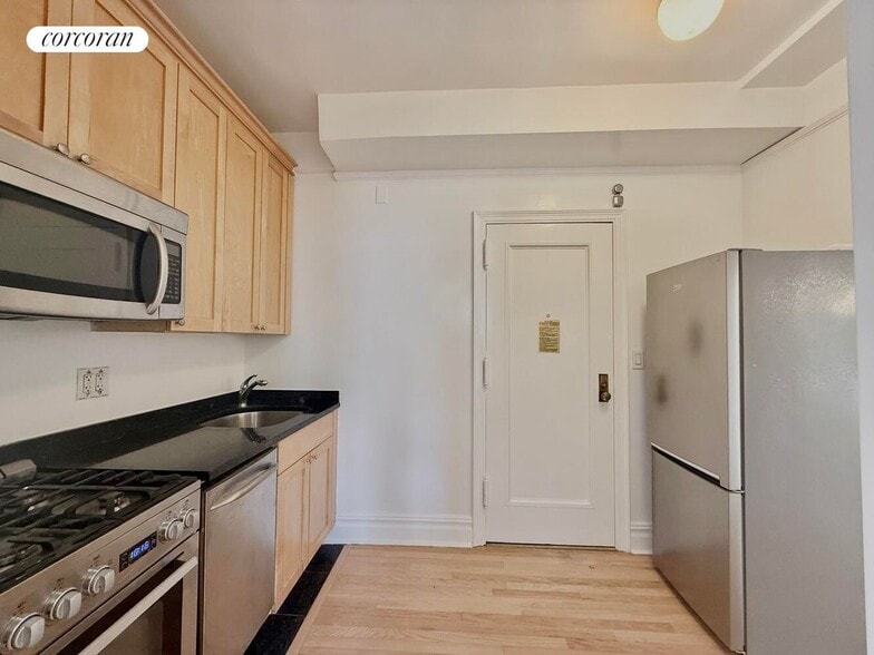 Building Photo - 210 E 68th St