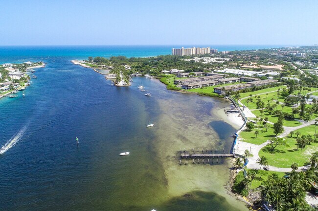 Building Photo - 755 Saturn St