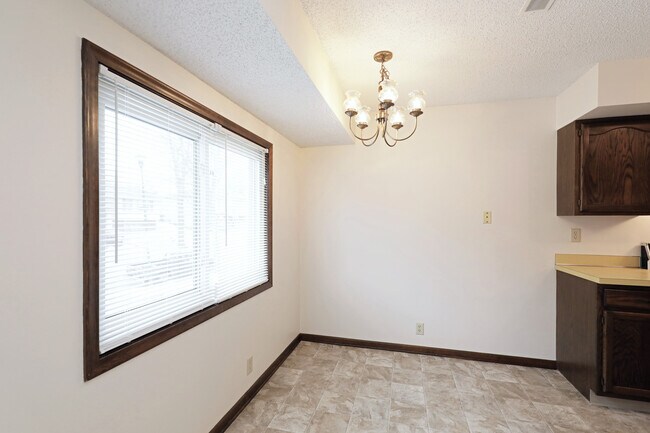 Building Photo - 6011 Queens Dr