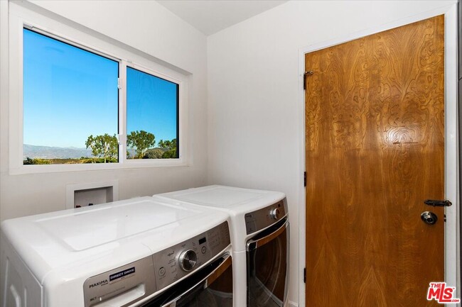Building Photo - 15451 Longbow Dr