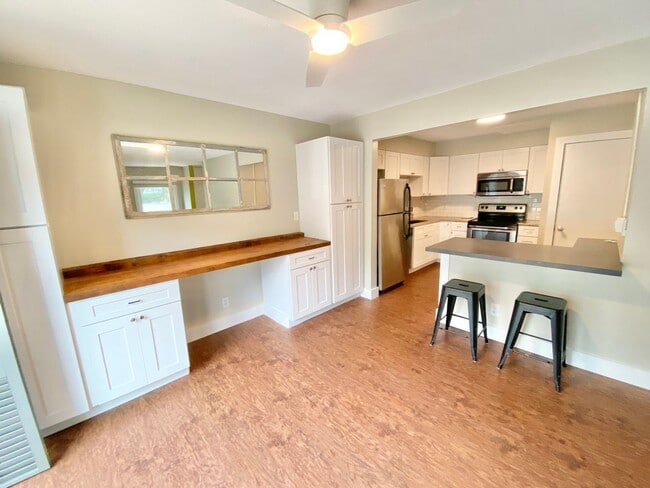 Primary Photo - 180 Ledgewood Cir