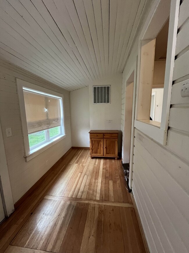 Building Photo - 644 Cowles Ave