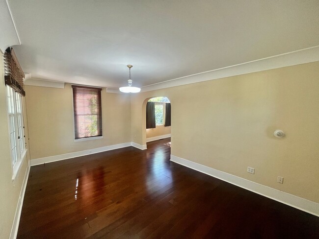 Building Photo - Updated 2 Bedroom Downtown Home!