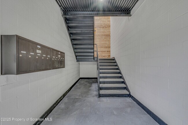 Building Photo - 215 Hickory St