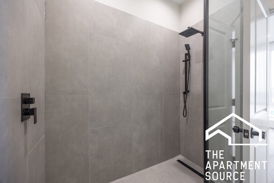 Building Photo - 3207 N Narragansett Ave