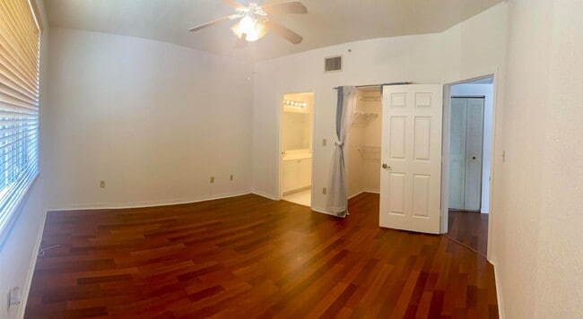 Building Photo - 725 SW 148th Ave