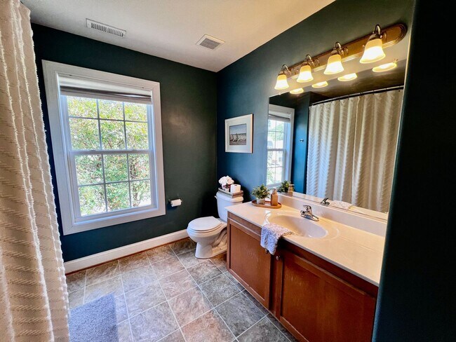 Building Photo - Charming Home Near Town Center VB with Lar...