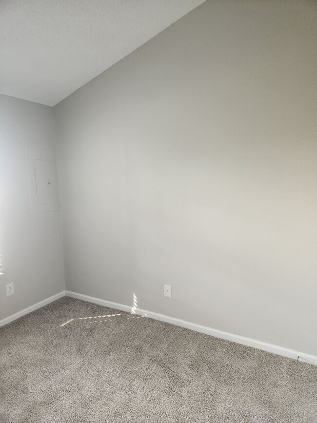 Building Photo - Completely Renovated in 2023 Second Level Condo