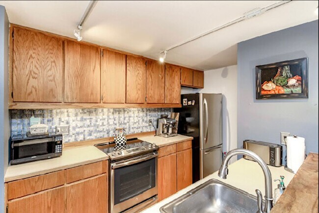Building Photo - Desiree Condominiums ~ Queen Anne