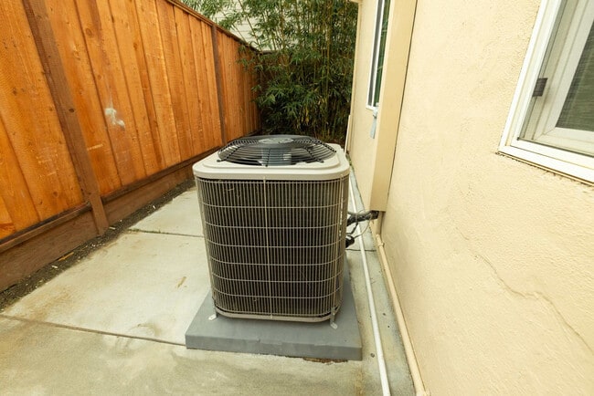 Building Photo - 240 E Hedding St