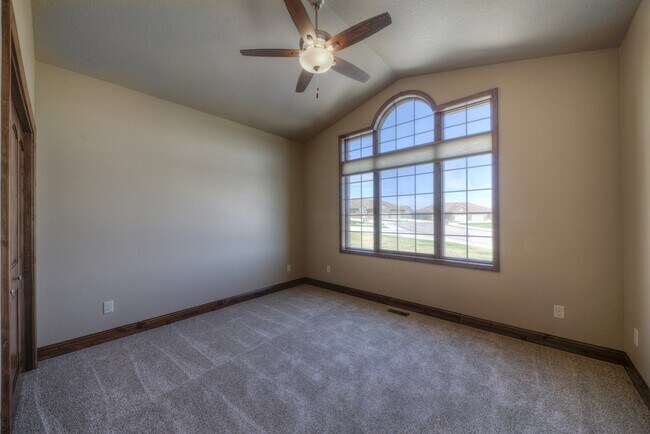 Building Photo - 2 BEDROOM | 2 BATH | DOUBLE GARAGE | SPACIOUS TOWNHOME