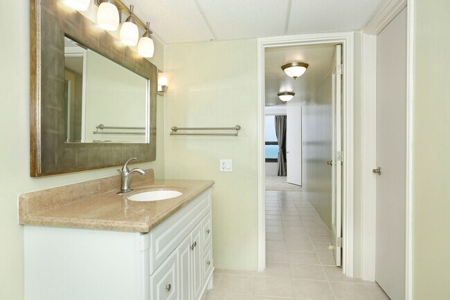 Building Photo - Comfortable Living in the Heart of Honolul...
