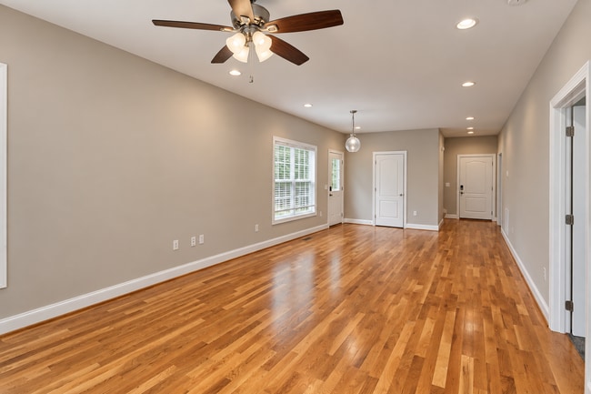Building Photo - 1566 Lake Villa Cir