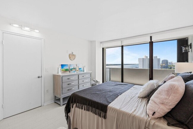 Building Photo - 5600 N Flagler Dr