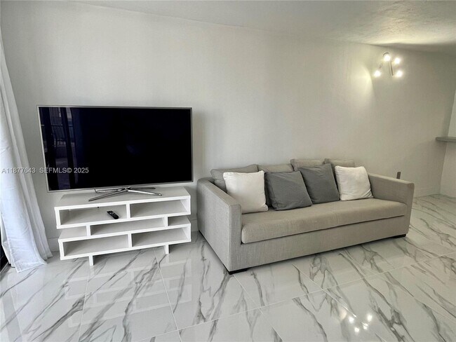 Building Photo - 555 NE 15th St