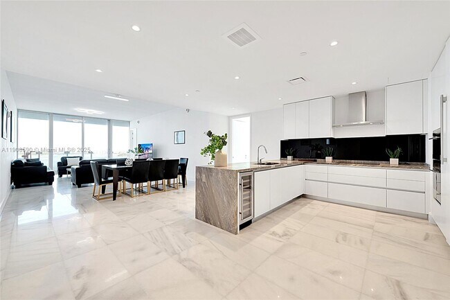 Building Photo - 700 NE 26th Terrace