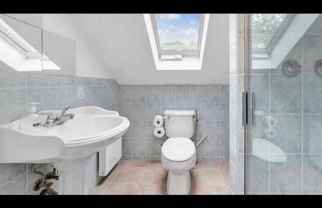 Building Photo - 143 Hallock St