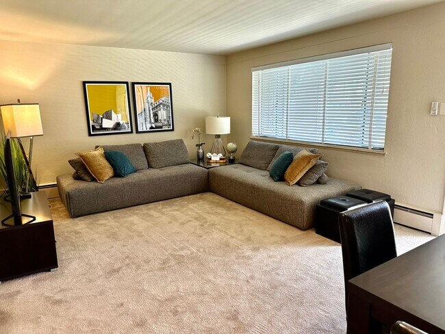 Building Photo - Wash Park 2-Bedroom, 2- Bathroom Condo Available in August