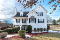 Building Photo - Gorgeous 4-bedroom, 2.5-bathroom home