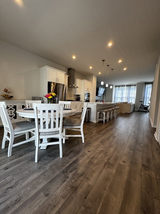 Building Photo - Luxurious 4-Bedroom Townhouse with 3.5 Bat...