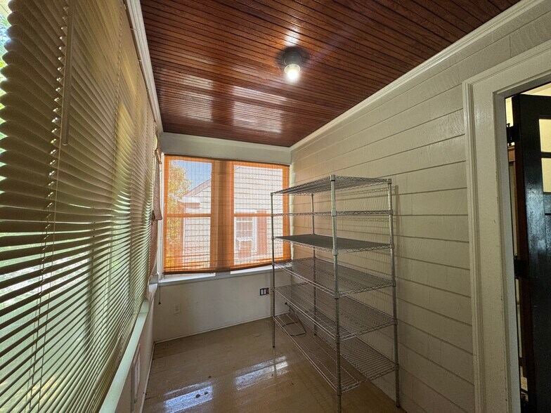 Building Photo - 653 Pleasant Valley Pky