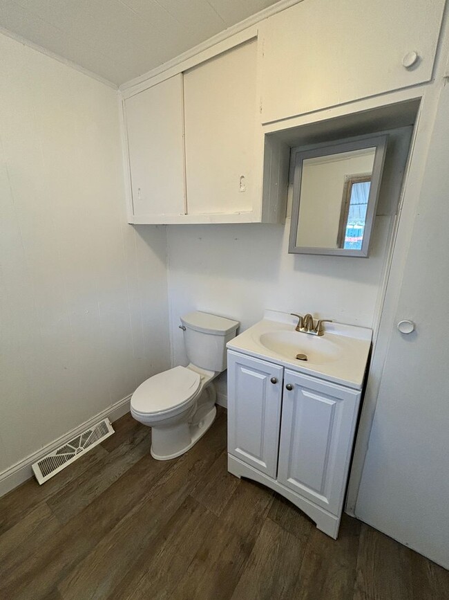 Building Photo - 3 bedroom, 1.5 bathroom home for rent in W...