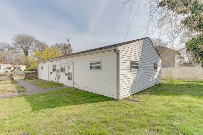 Building Photo - 1443 W 40th St