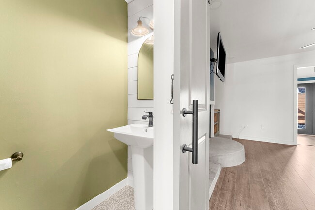 Building Photo - 706 Nora Ln