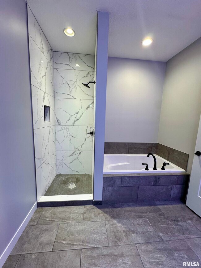 Building Photo - 706 Foret Mansur